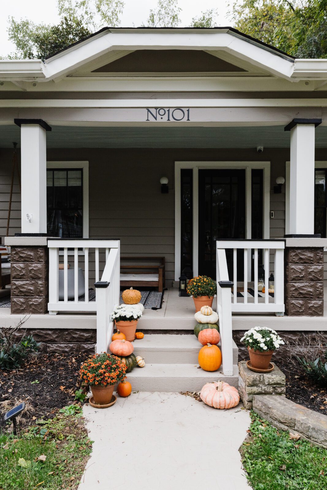 Pumpkins on the Porch | gracewagenman.com